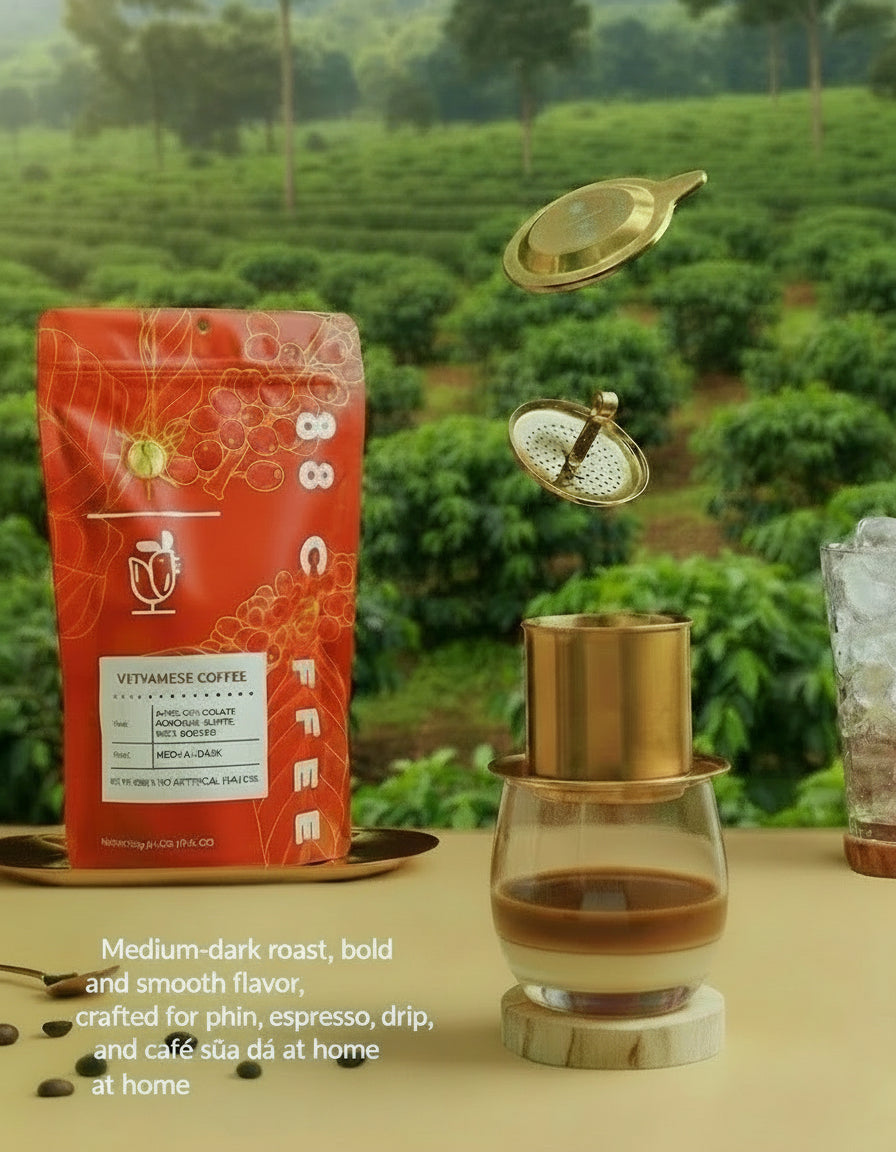 De Ochtendkoffie Diende in De Koffiefilter Van Vietnam Op Rotaijst De Ochtendkoffie Diende in De Koffiefilter Van Vietnam Op Rotaijst